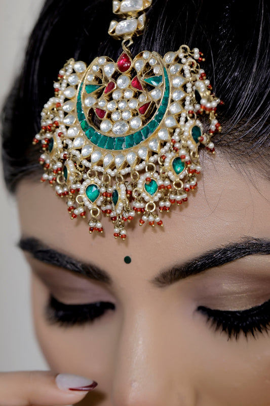 green kundan maang tika