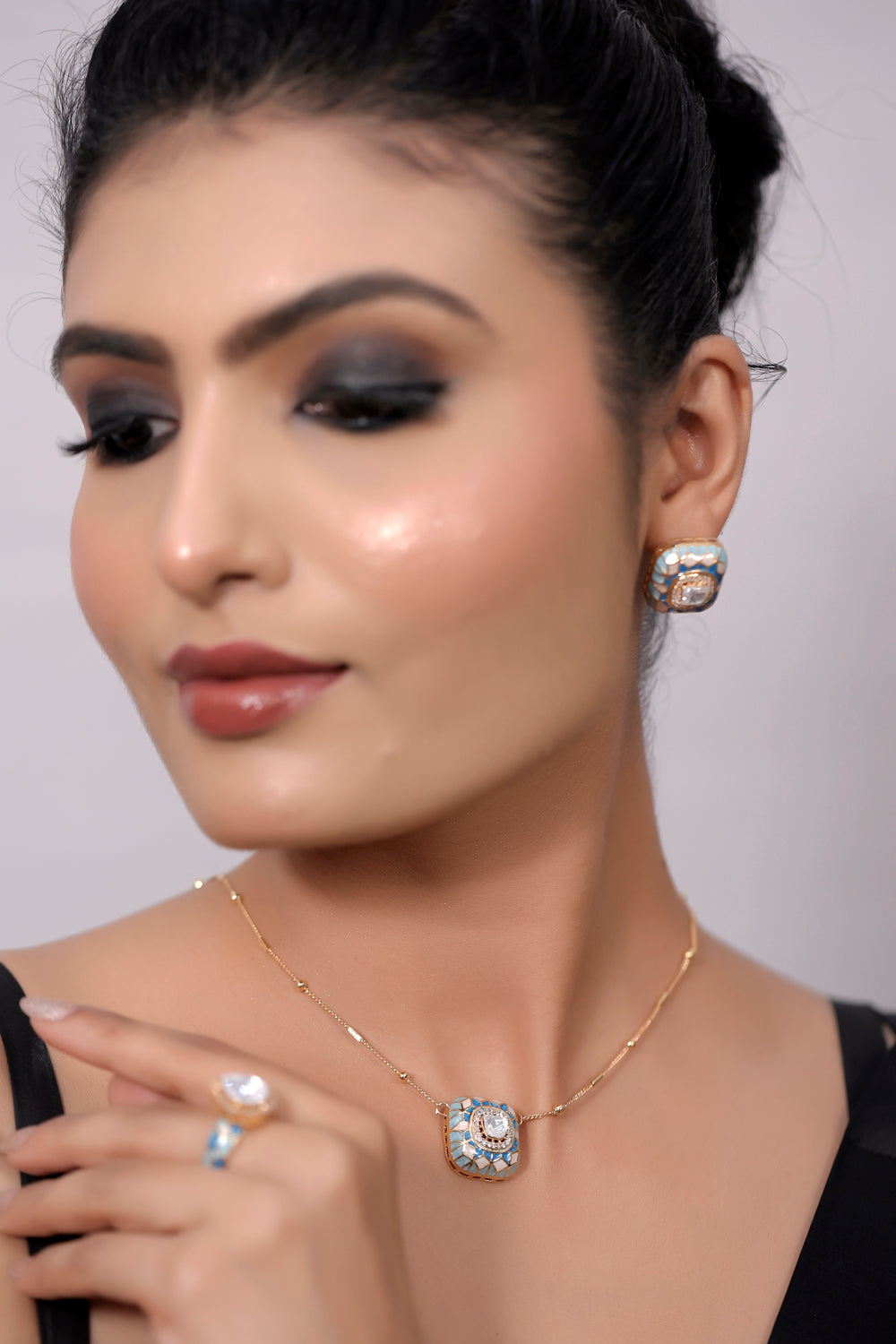 delicate chain pendant set