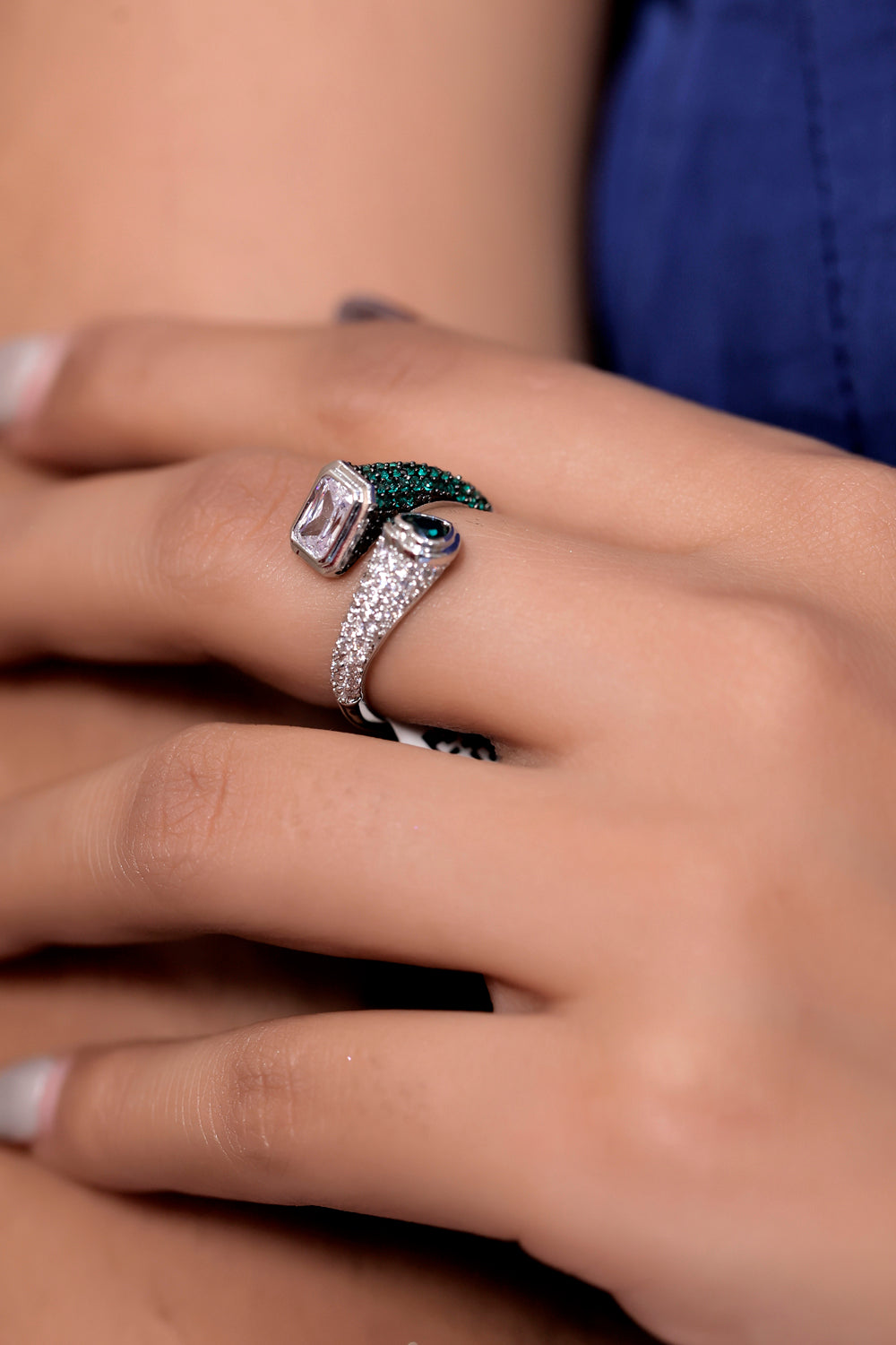 emerald finger ring