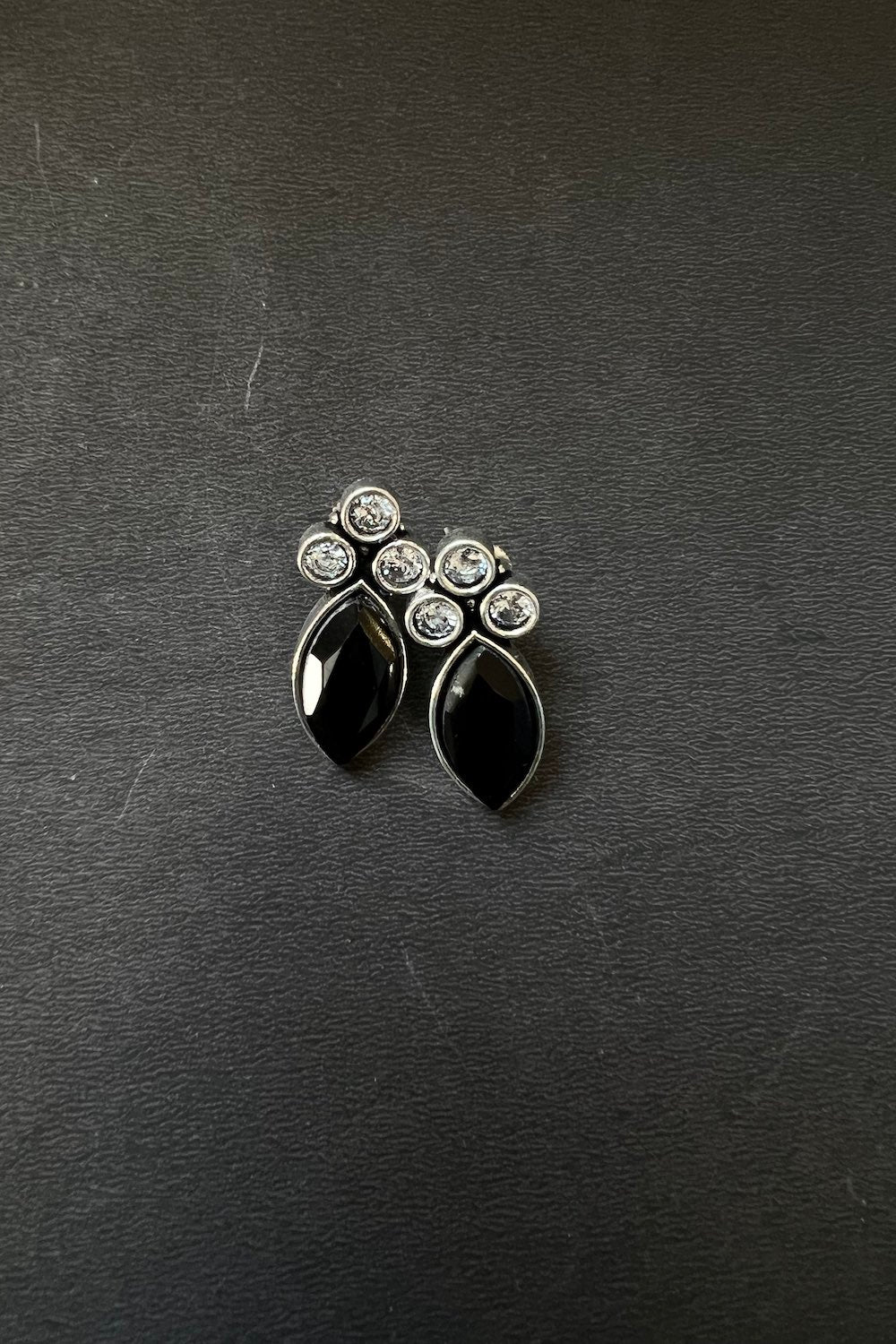 Tribal stud earrings trse230206