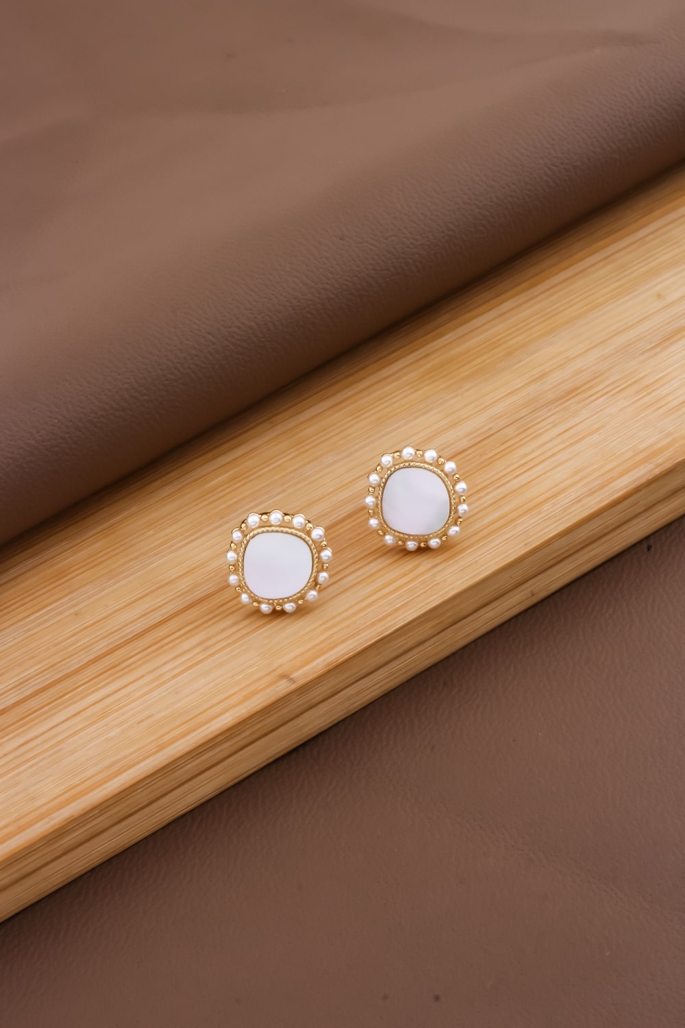 gold mop stud