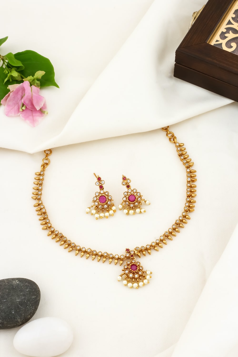 temple antique gold stone studded short necklace set 240477