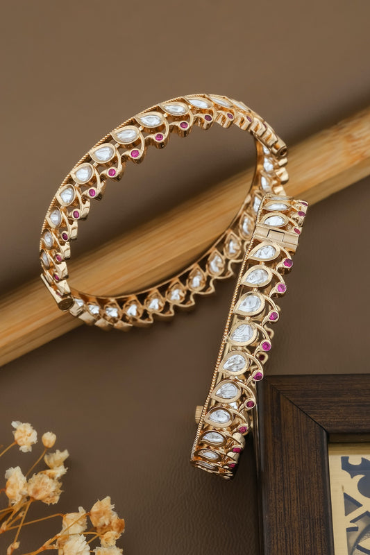 delicate kundan kangan