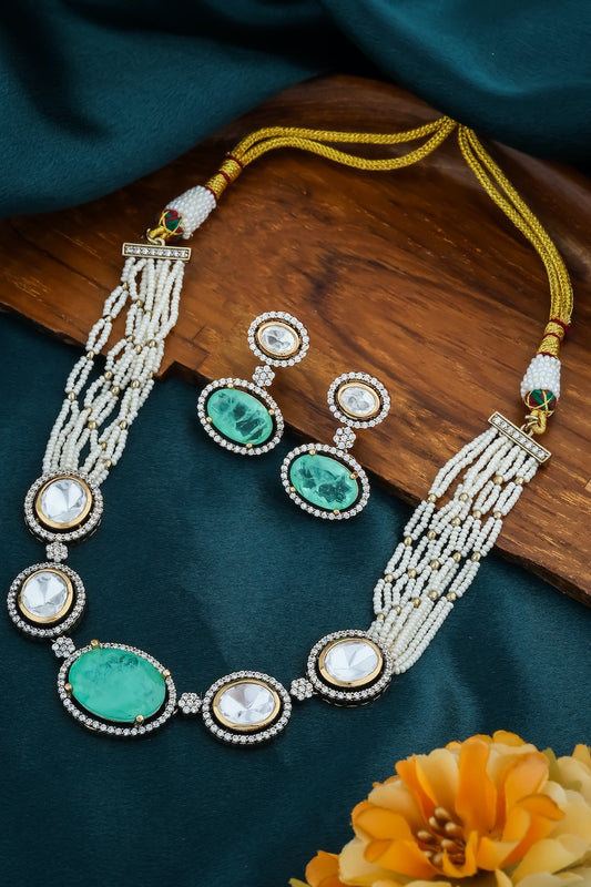 delicate tyaani kundan doublet