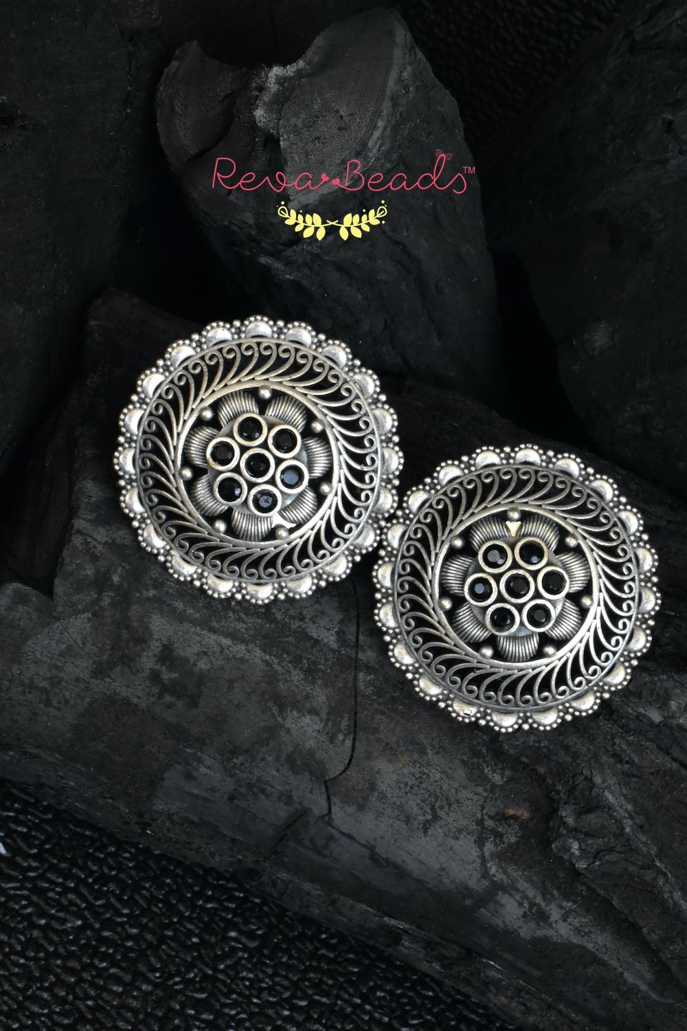 Tribal stud earrings trse230338