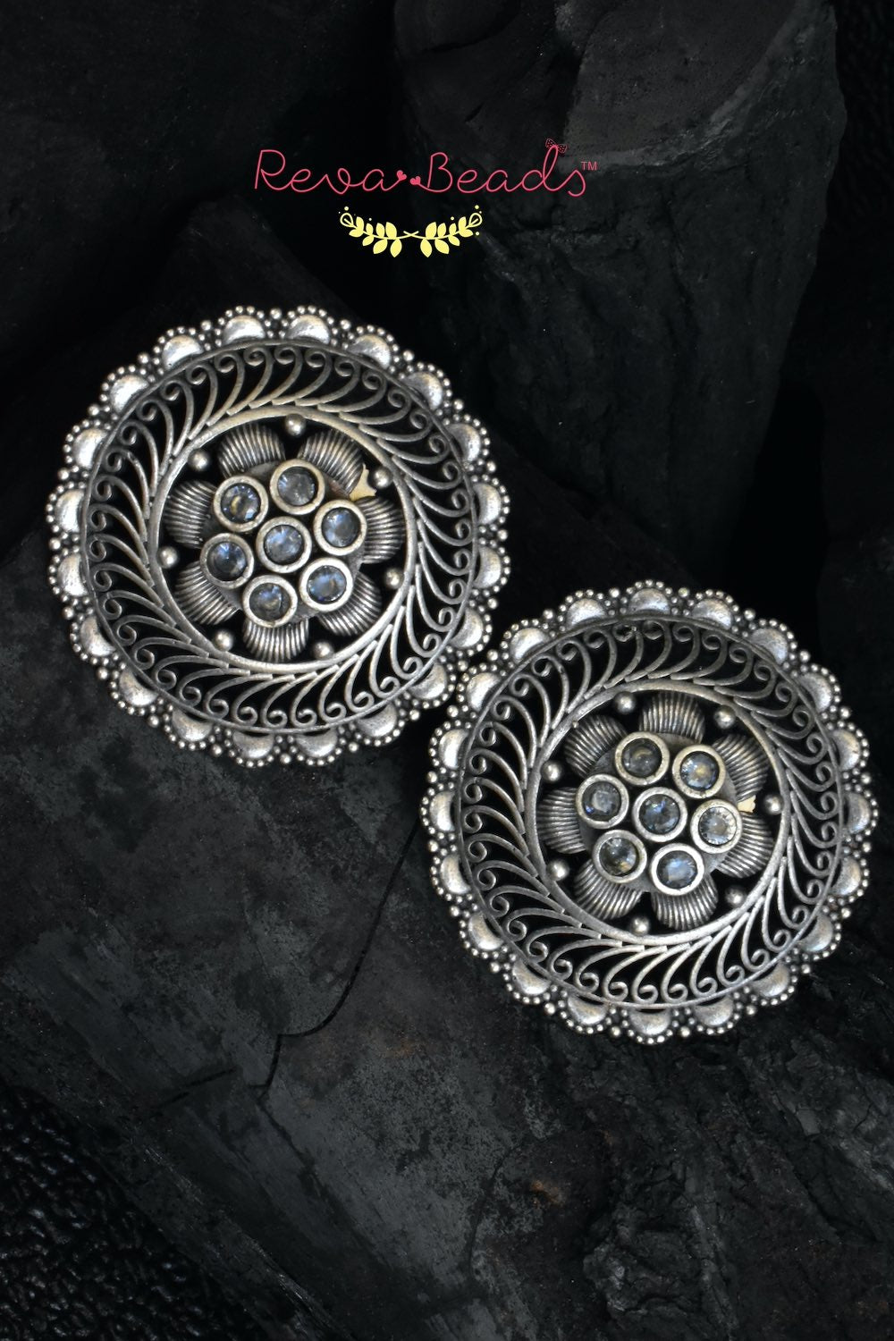 Tribal stud earrings trse230338