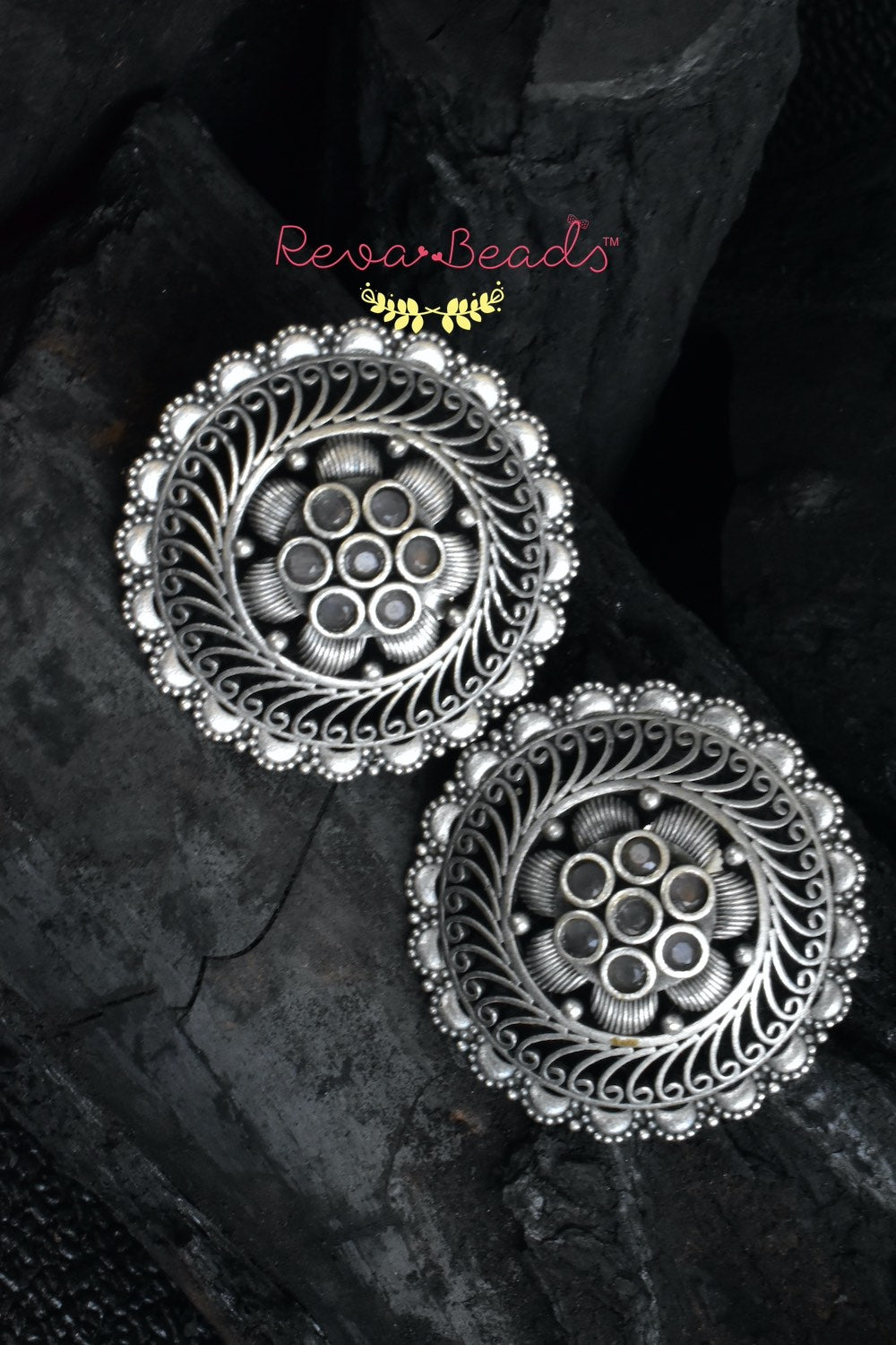 Tribal stud earrings trse230338