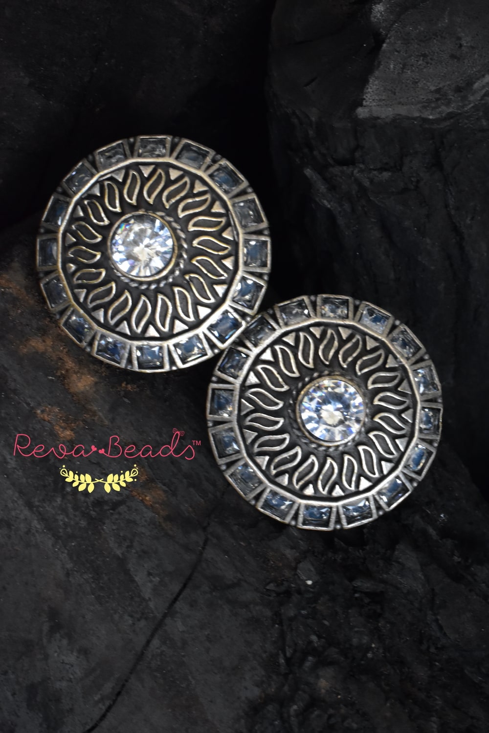 Tribal stud earrings trse230336