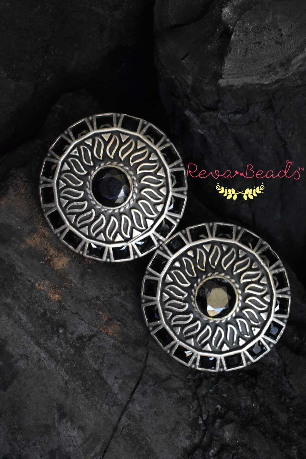 Tribal stud earrings trse230336