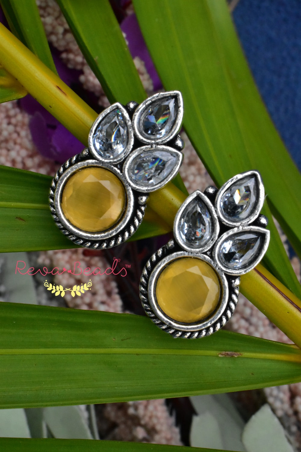 Tribal stud earrings trse230207