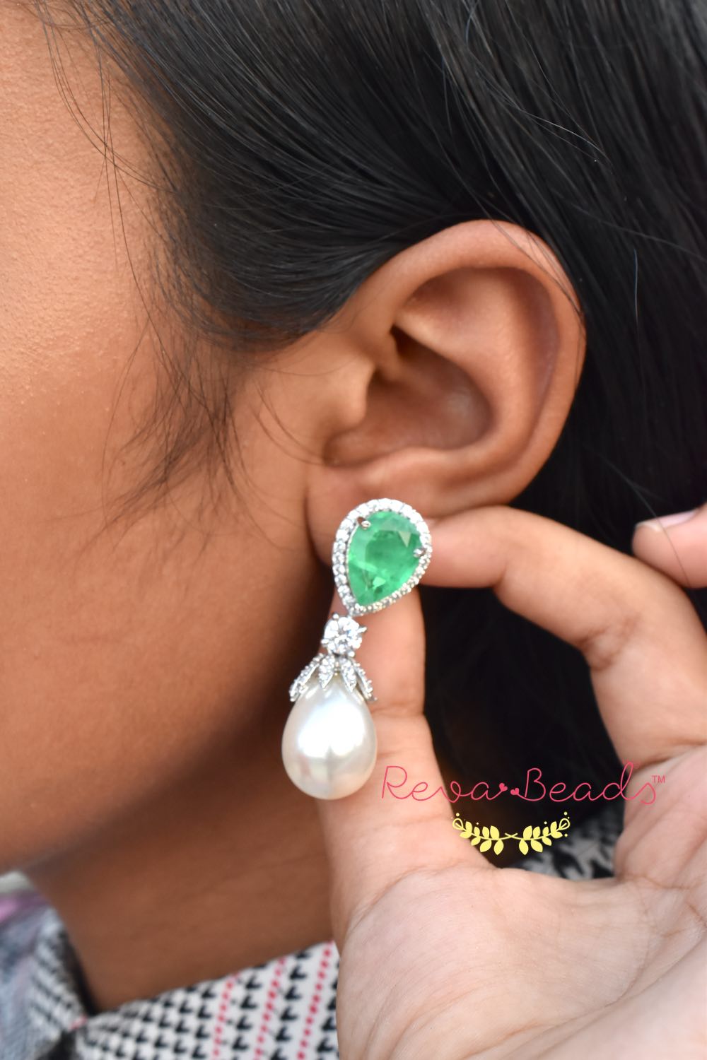 Emerald doublet stud