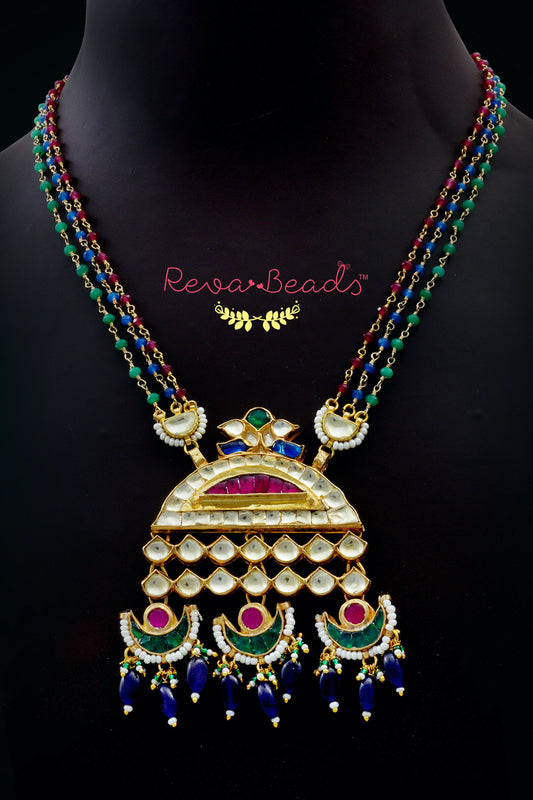 delicate kundan jewelry