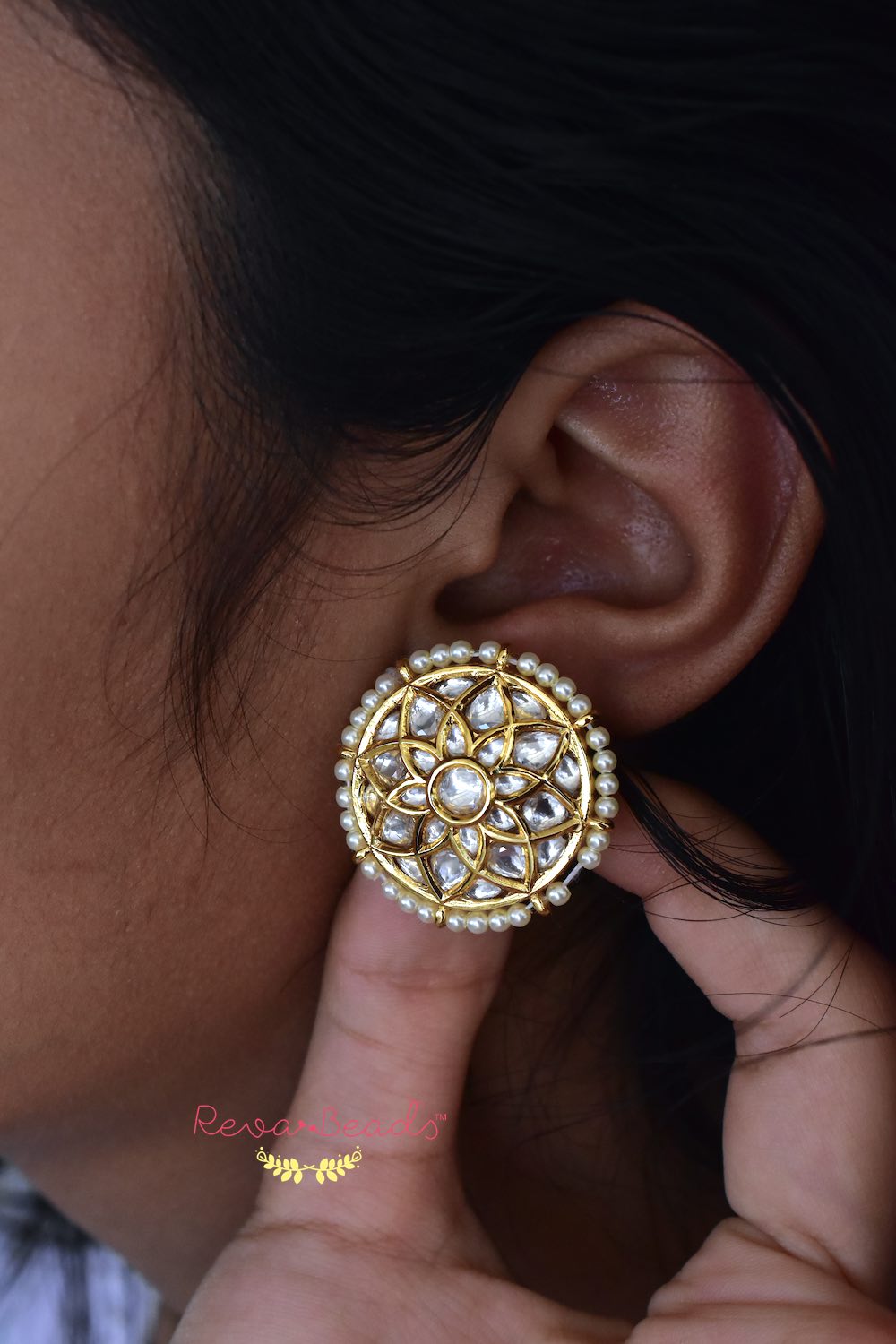 round stud earrings