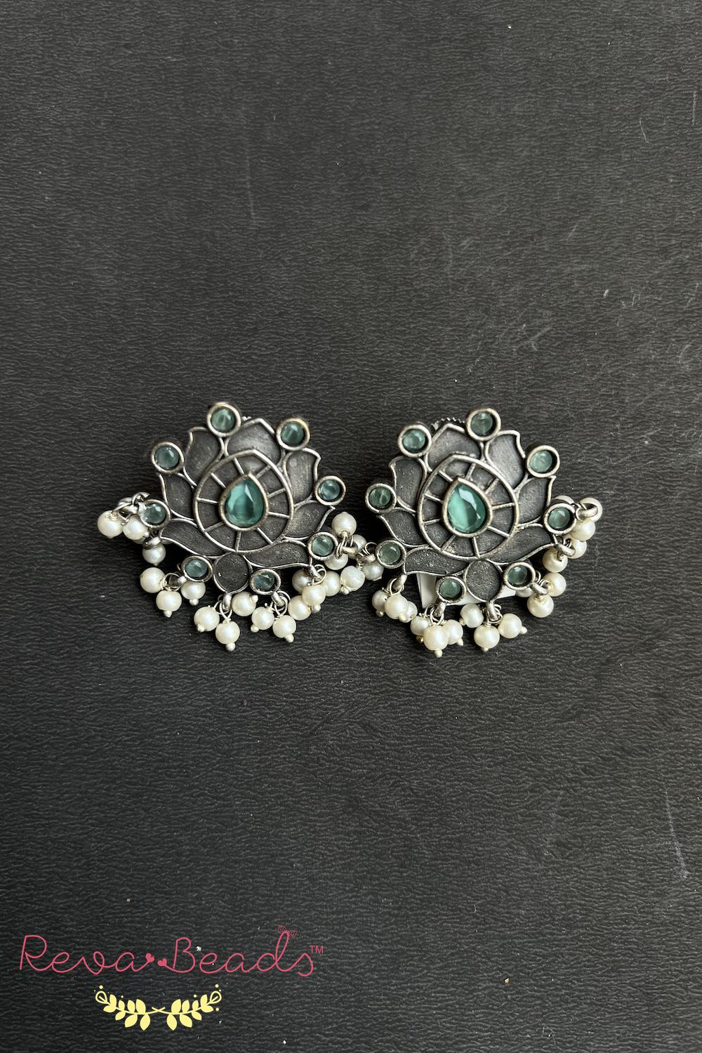 Tribal stud earrings trse230328