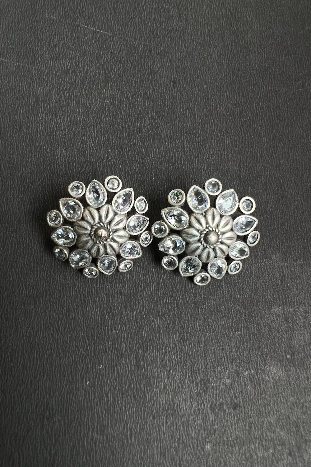 Tribal stud earrings trse230342