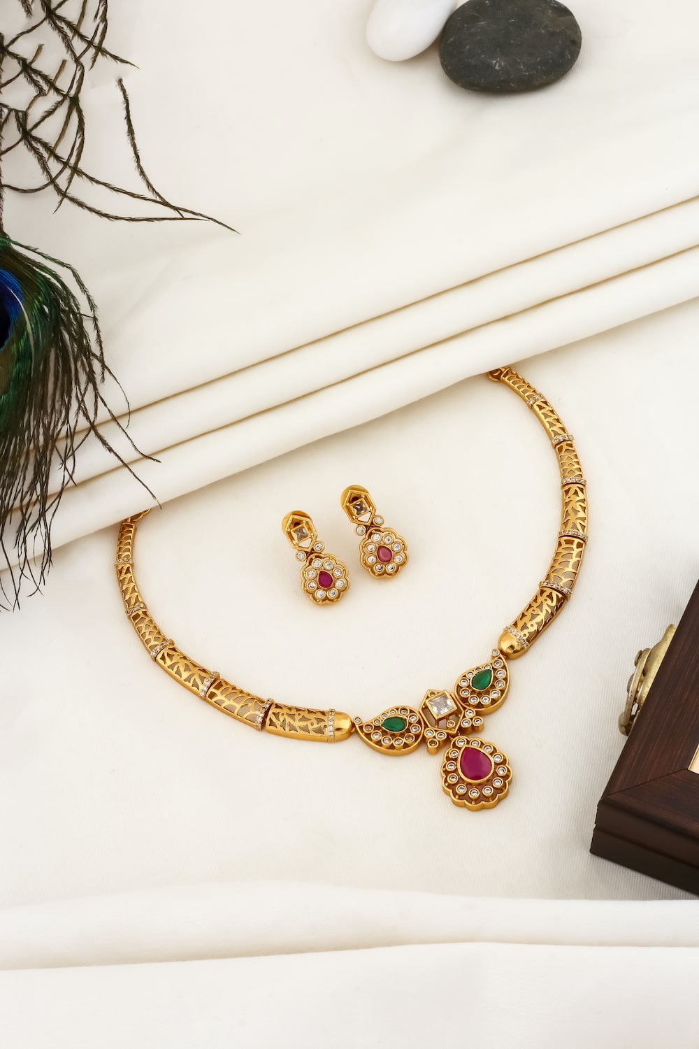 gold hansli necklace