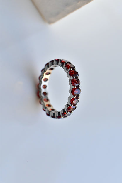 fine garnet finger ring